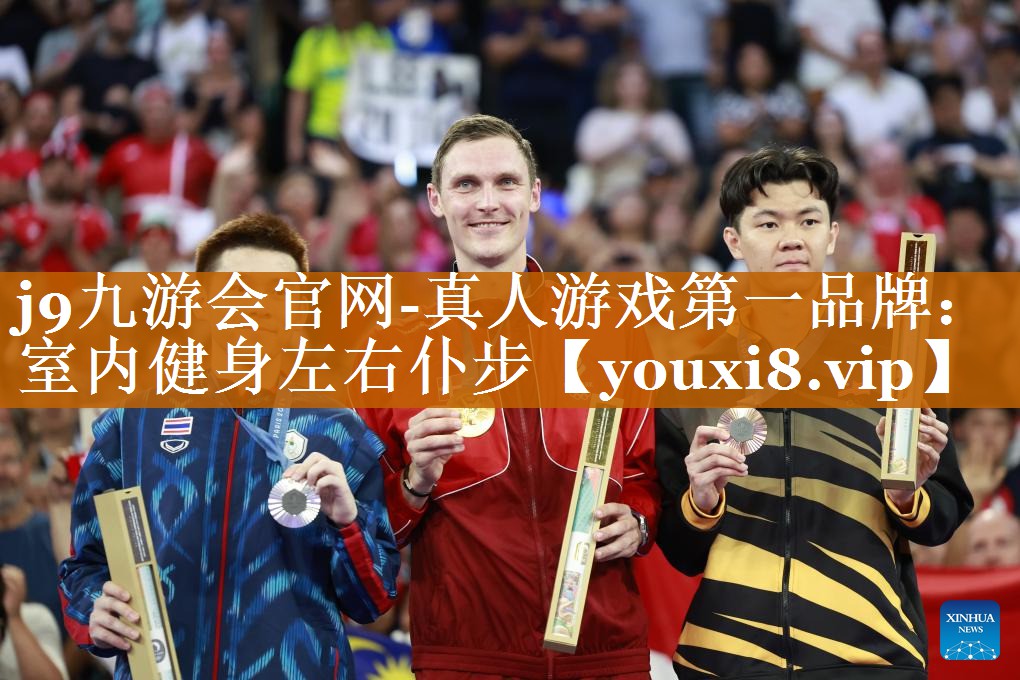 室内健身左右仆步 室内健身左右仆步